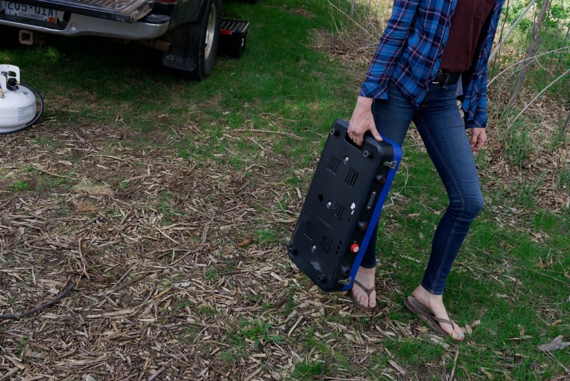 stansport outfitter series 3-burner - with the carrying handle situated so you have to carry the stove...