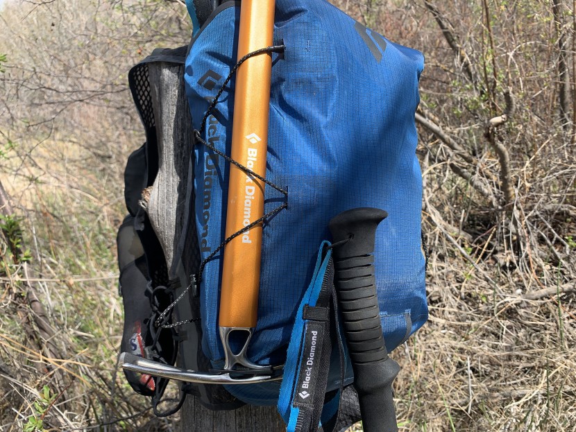 hydration pack for running men - while we don't expect these features from a normal hydration running...