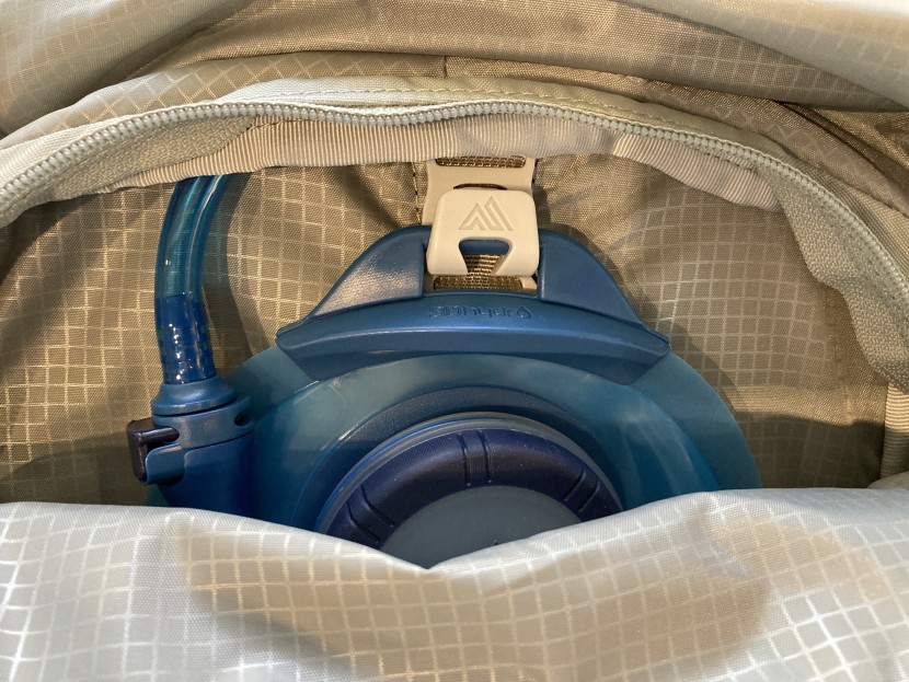 gregory nano 18 h2o - the bladder's quick connect is located at the top of the bladder...