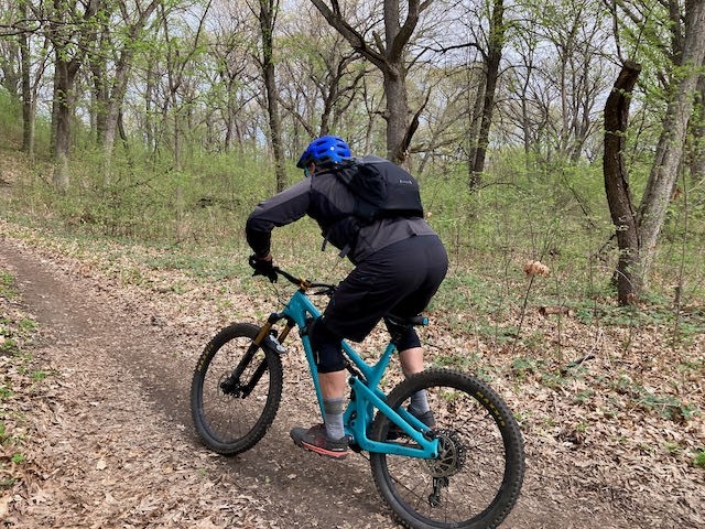 evoc ride 12l - the evoc ride 12 hugs the body nicely and stays in place on the bike.