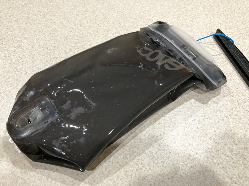 evoc ride 12l - you can turn the bladder inside out for easy cleaning.