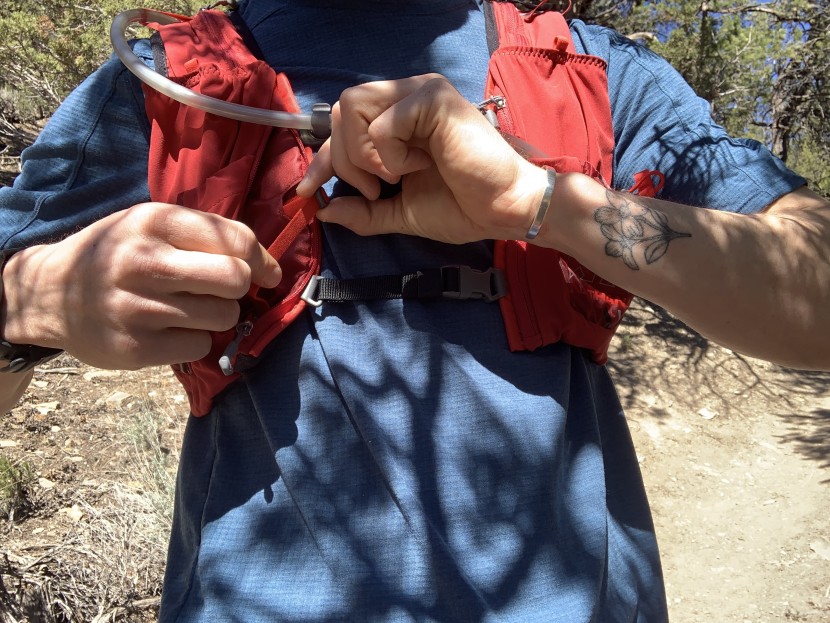 nathan vaporair 2.0 - this strap, concealed within a zippered pocket, controls the...