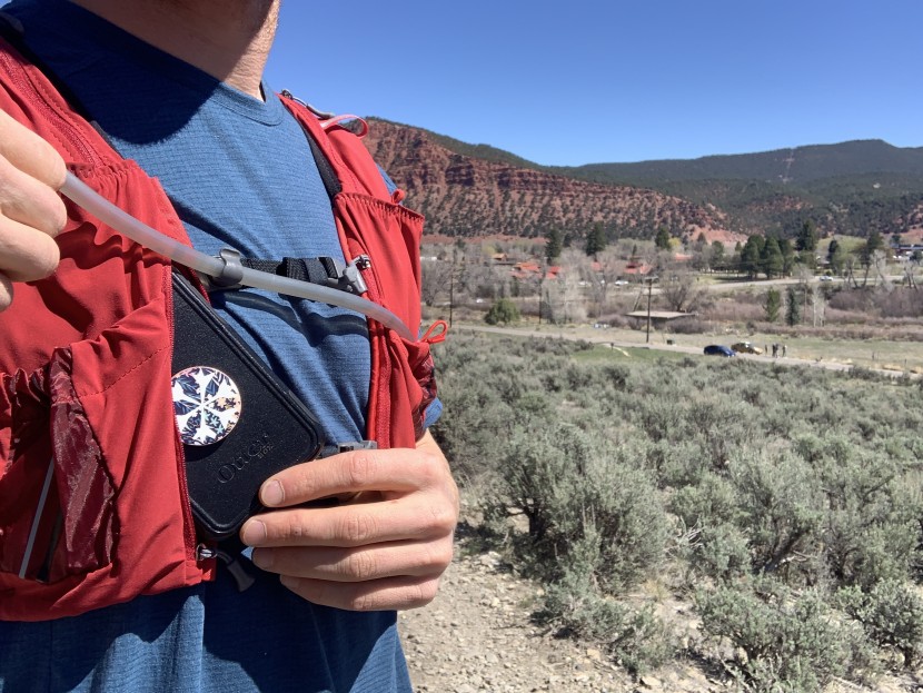 nathan vaporair 2.0 - storing the phone directly against the chest and behind the front...