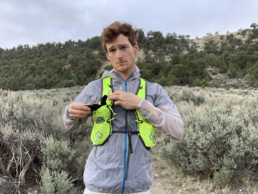 ultimate direction marathon v2 high beam - easy pull tabs make these pockets highly functional, despite being...