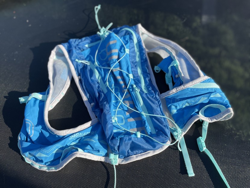 ultimate direction ultra vesta 5.0 for women - the expandable fabric and lightweight mesh come together to create a...