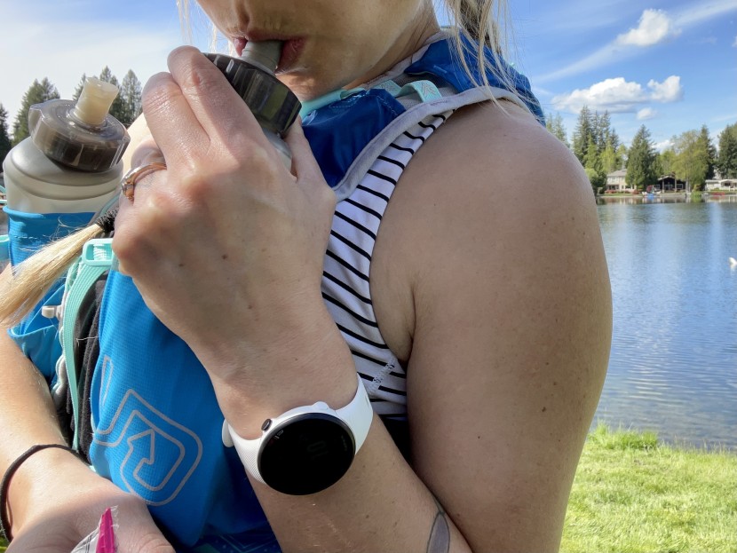 ultimate direction ultra vesta 5.0 for women - you have to reach to sip from these soft flasks.