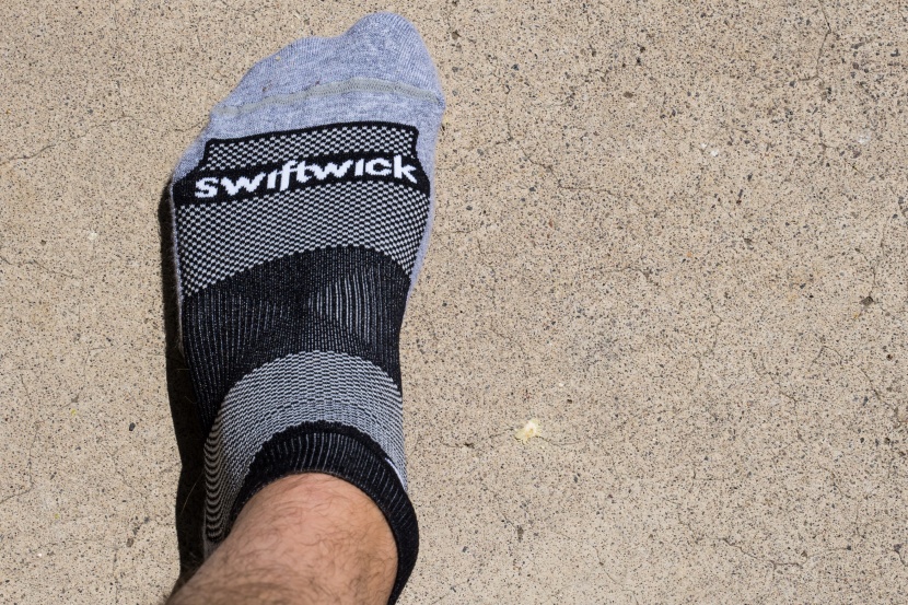 swiftwick maxus one - we can clearly see the seams in the toe box, but we can't feel them.