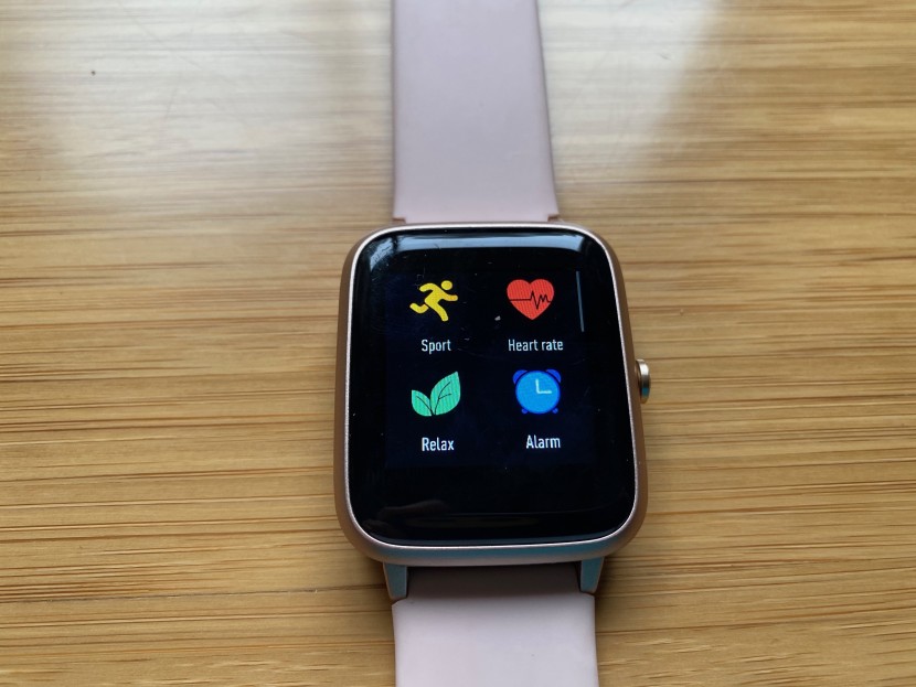 letscom smart watch - a look at the simplistic menu of features. there is one more screen...