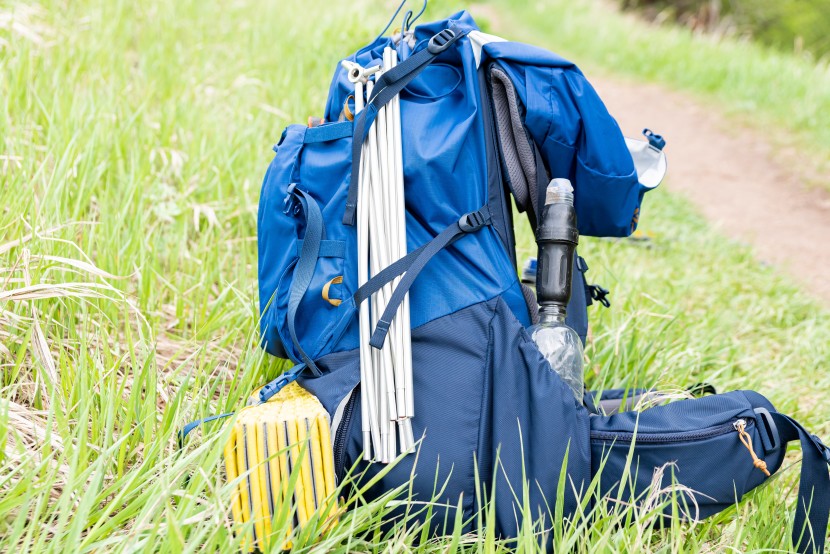 rei co-op trailbreak 60 - the water pockets are slanted for easy access but there is no catch...