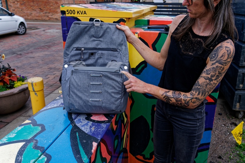 peak design everyday messenger - the rigid and sturdy design of this bag give it enough structure to...