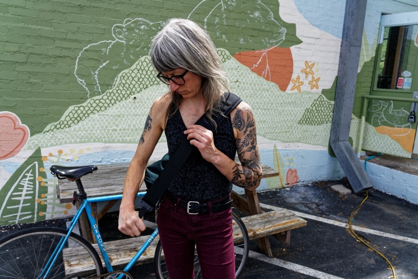 timbuk2 classic - the generous shoulder strap and body-conforming design of this bag...