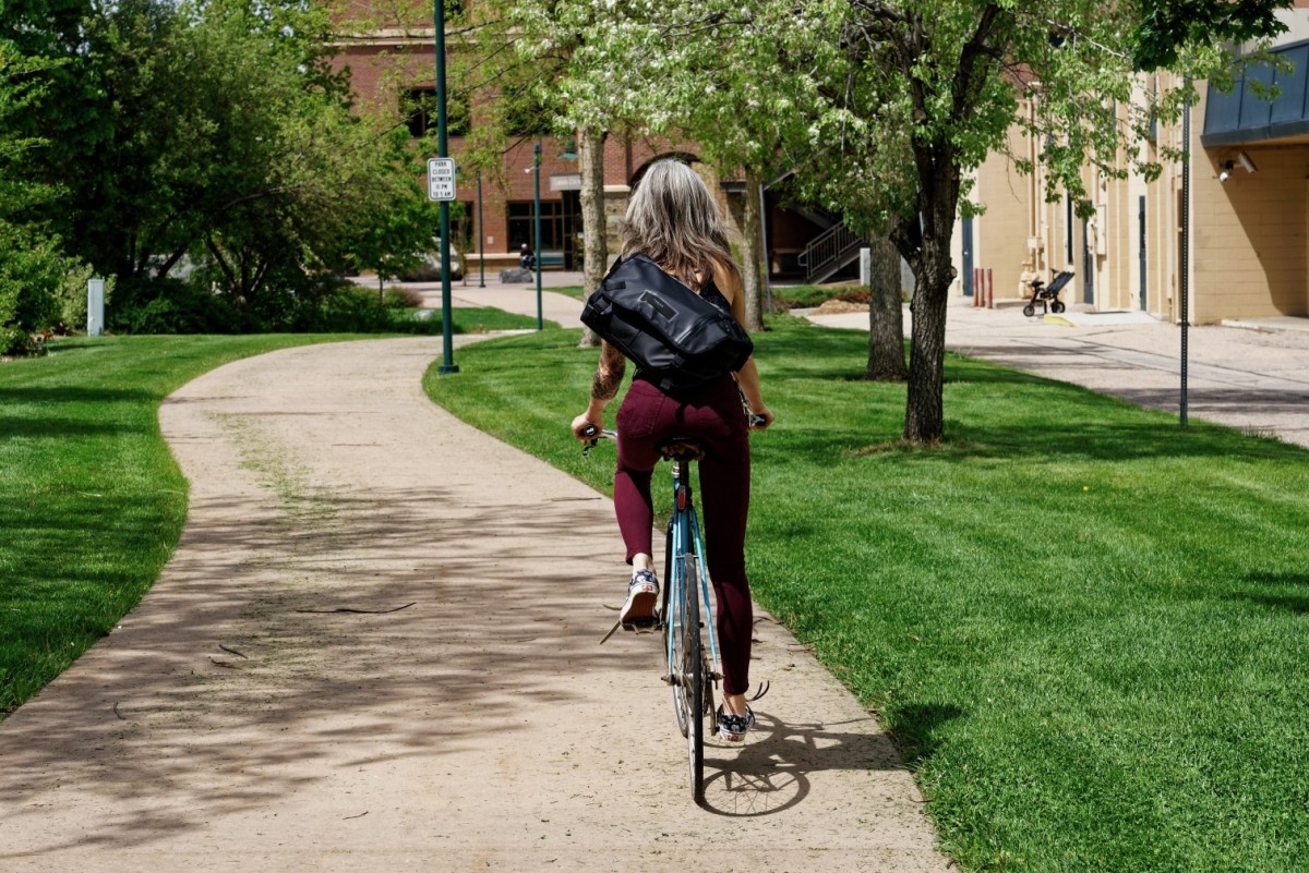 Timbuk2 Especial Stash Review (This bag carries well, has incredible features for students and professionals alike, and it's attractive to boot.)