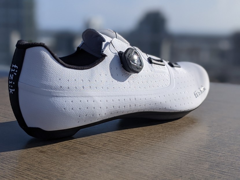 fizik tempo overcurve r4 - the collar, heel cup, and asymmetrical lines improve the ergonomics...
