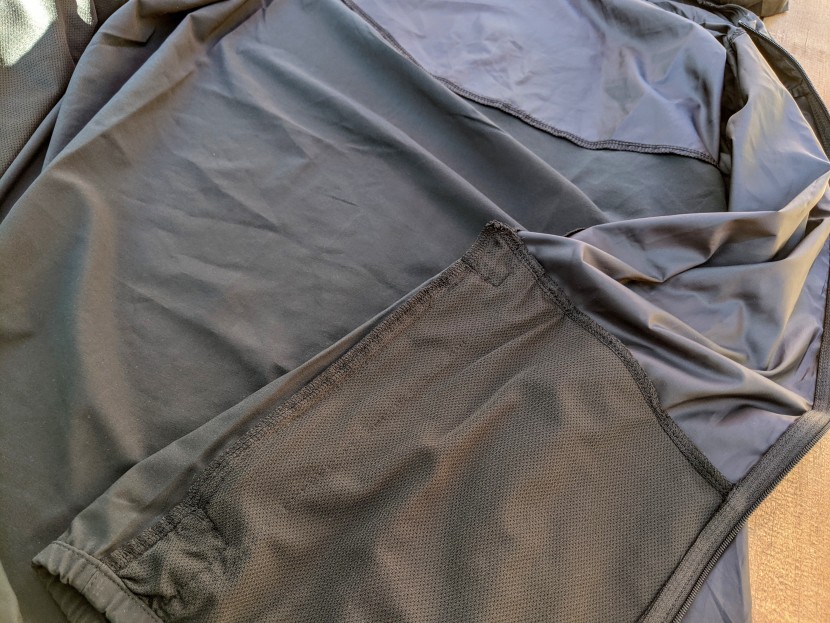 a polyester/elastane back panel, and mesh-backed hand pockets allow...