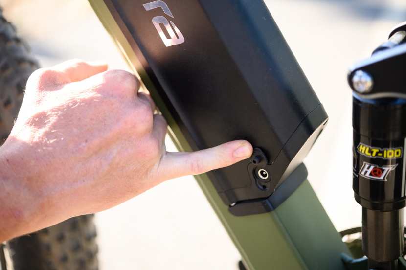 eahora am200 - the removable battery slots into a cradle on the downtube of the...