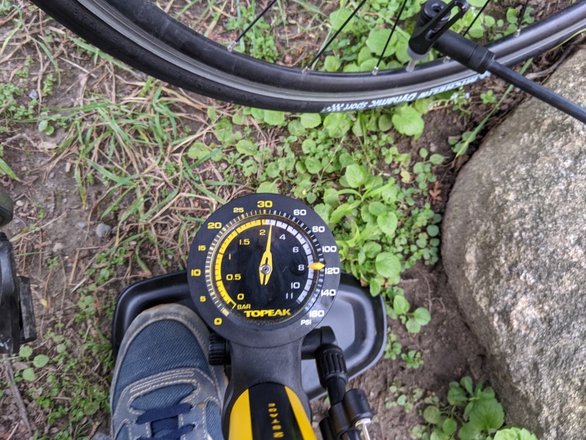 topeak joeblow sport 2stage - the gauge is easy to see. it's just not always easy to read.