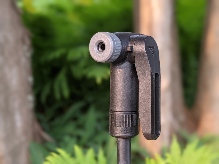 topeak joeblow sport 2stage - the nozzle is well made, with a large, comfortable locking lever.