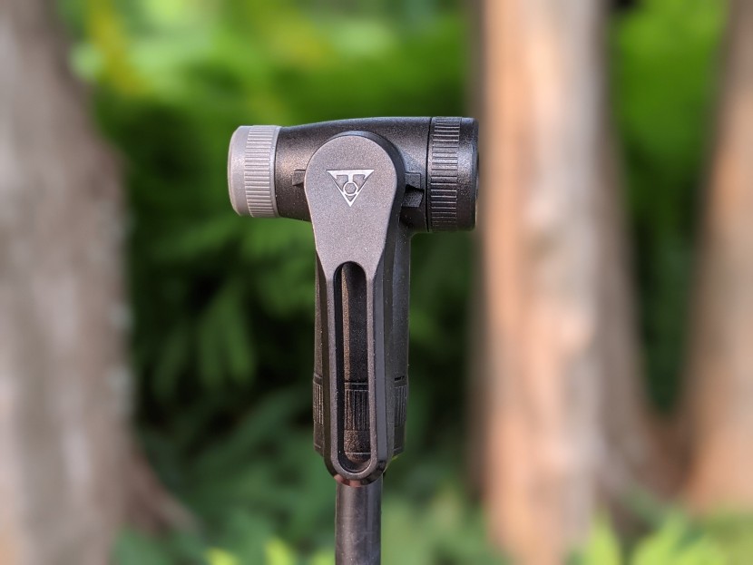 topeak joeblow sport 2stage - the double-head chuck of the 2stage accepts schrader valves (using...