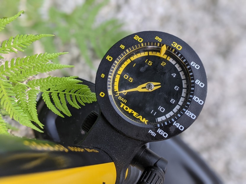 topeak joeblow sport 2stage - the 2stage's gauge is unique with tick marks for every 1 psi in the...