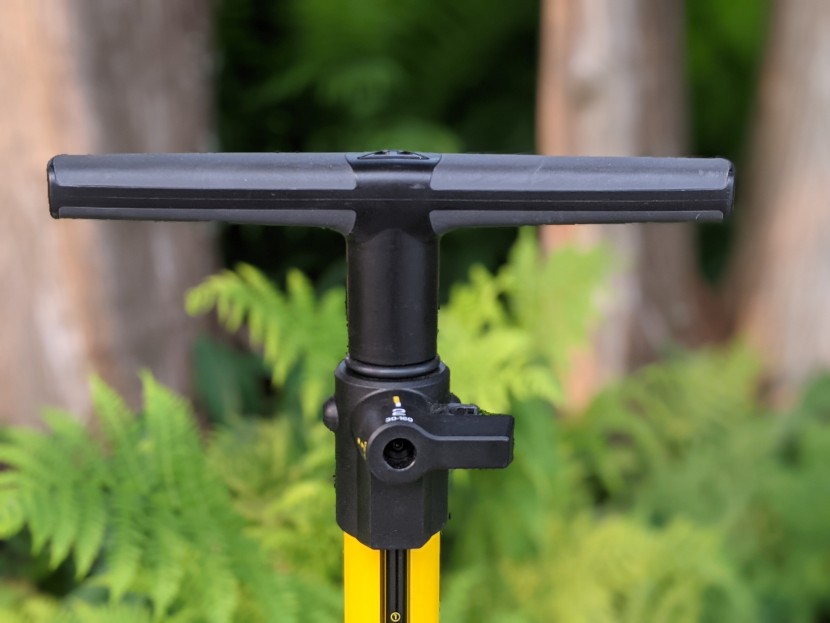 topeak joeblow sport 2stage - the large, flat handle is comfortable in hand.