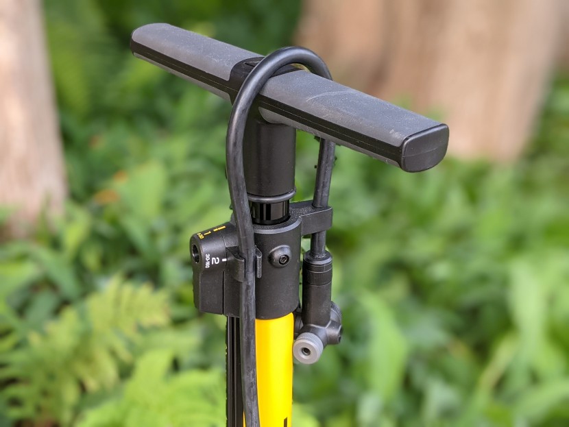 topeak joeblow sport 2stage - the shorter hose helps you secure the nozzle for storage.