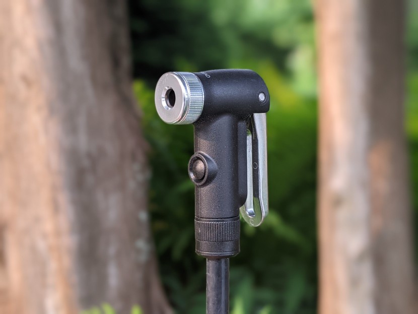 topeak joeblow booster - the booster's switchhitter gauge moves seamlessly between schrader...