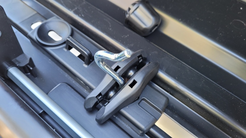 one part of the clamp rotates to accommodate bars of different depths.