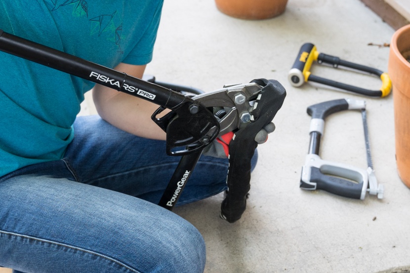 this chain lock's nylon sheath makes it difficult to even gain...