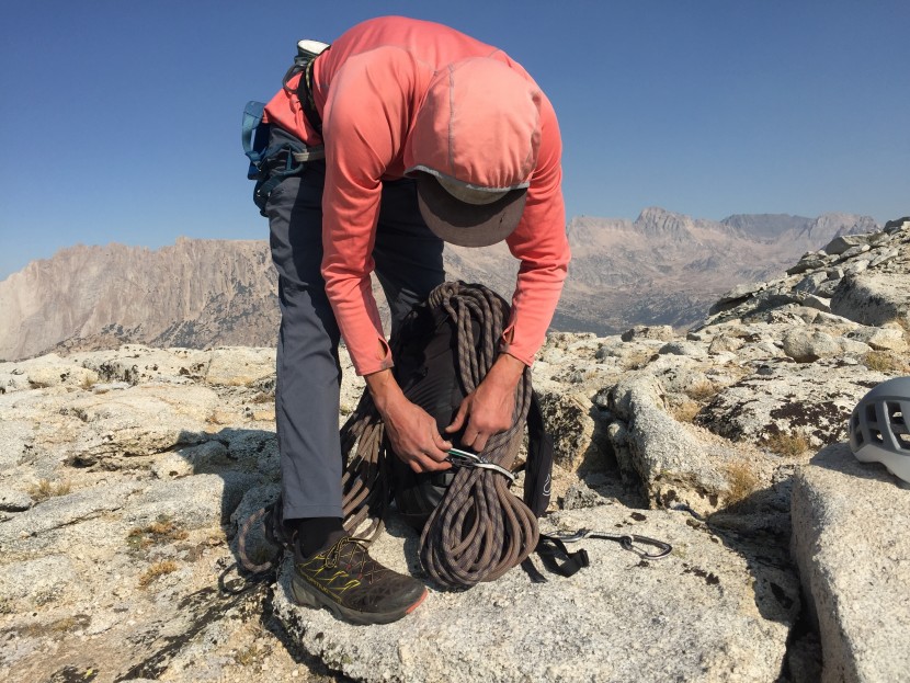 ultimate direction scram - clipping a quickdraw to the daisy chain and hip belt attachment...