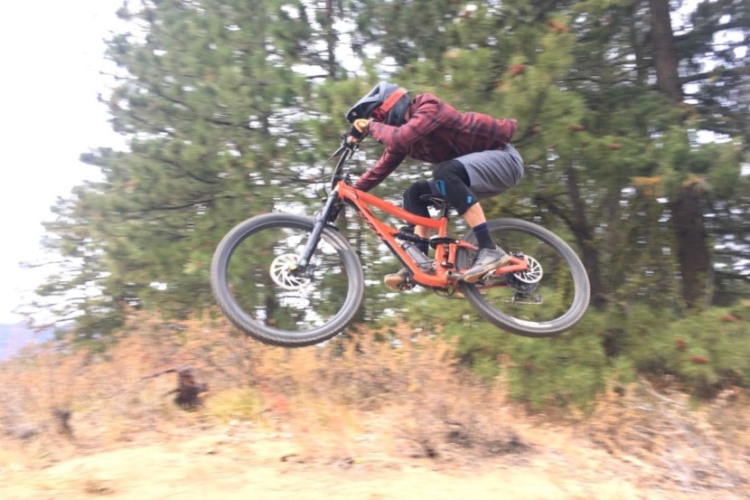 7idp sam hill - the sam hill pads are beefy and confidence-inspiring enough to get...