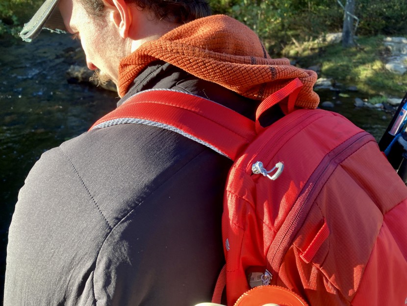 deuter speed lite 20 - a convenient small pocket right up top is perfect for keys or a phone.