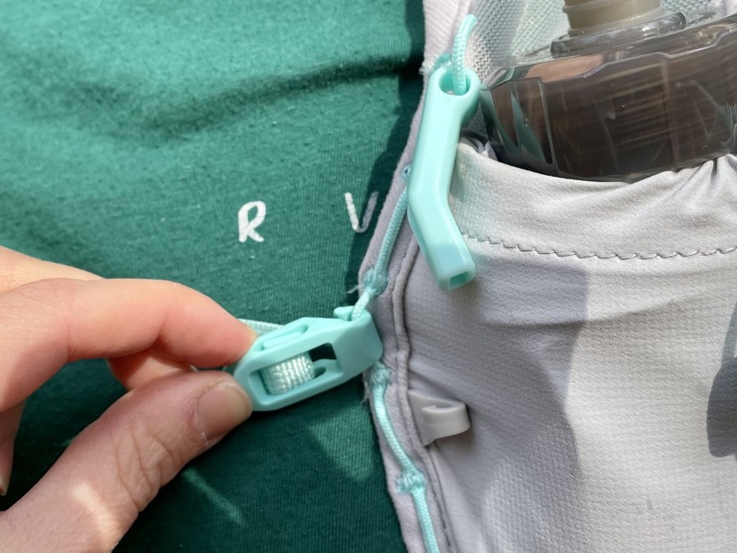 ultimate direction race vesta 5.0 for women - the clasp closures on the race vesta are customizable and easy to...