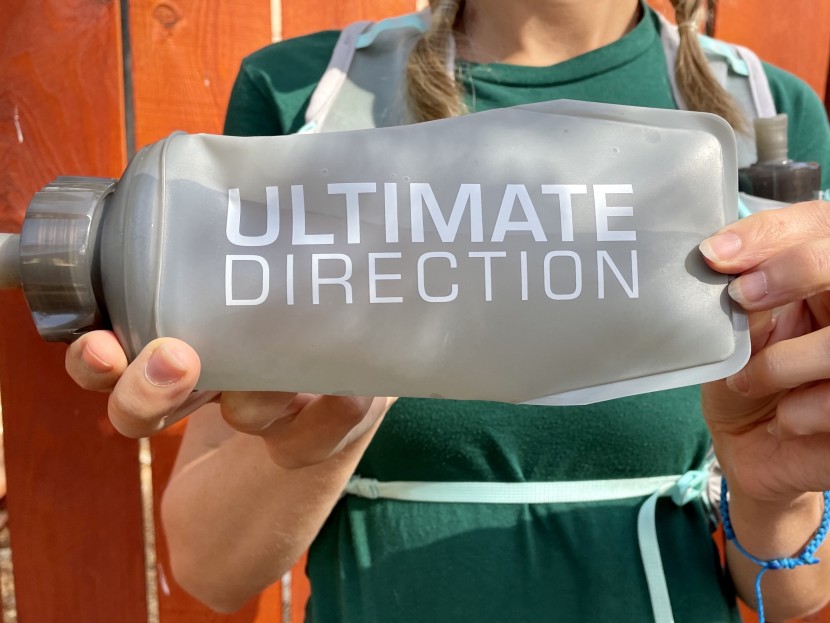 ultimate direction race vesta 5.0 for women - the race vesta 5.0 comes with standard, 500 ml soft flasks.