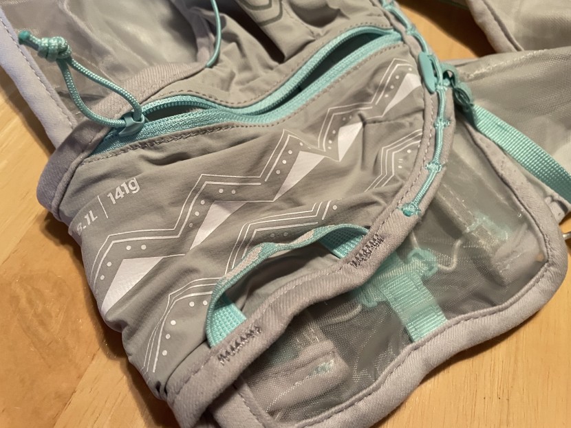 ultimate direction race vesta 5.0 for women - we love the security and size of this zippered front pocket.