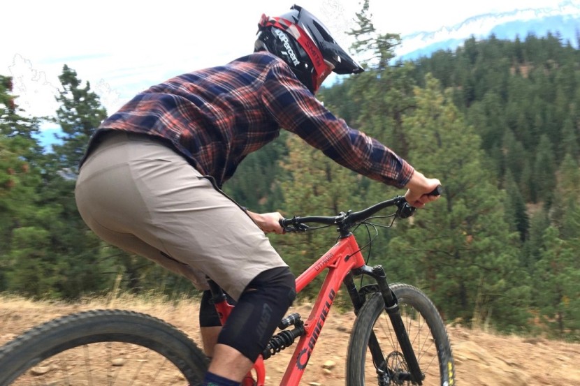 100% aircraft 2 - the helmet has a sleek and low-profile appearance.