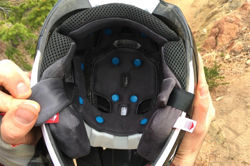100% aircraft 2 - the blue smartshock pods allow the helmet to rotate slightly on the...
