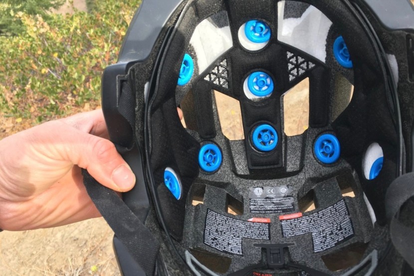 leatt mtb 4.0 enduro - the blue turbines allow the helmet to rotate slightly in the event...