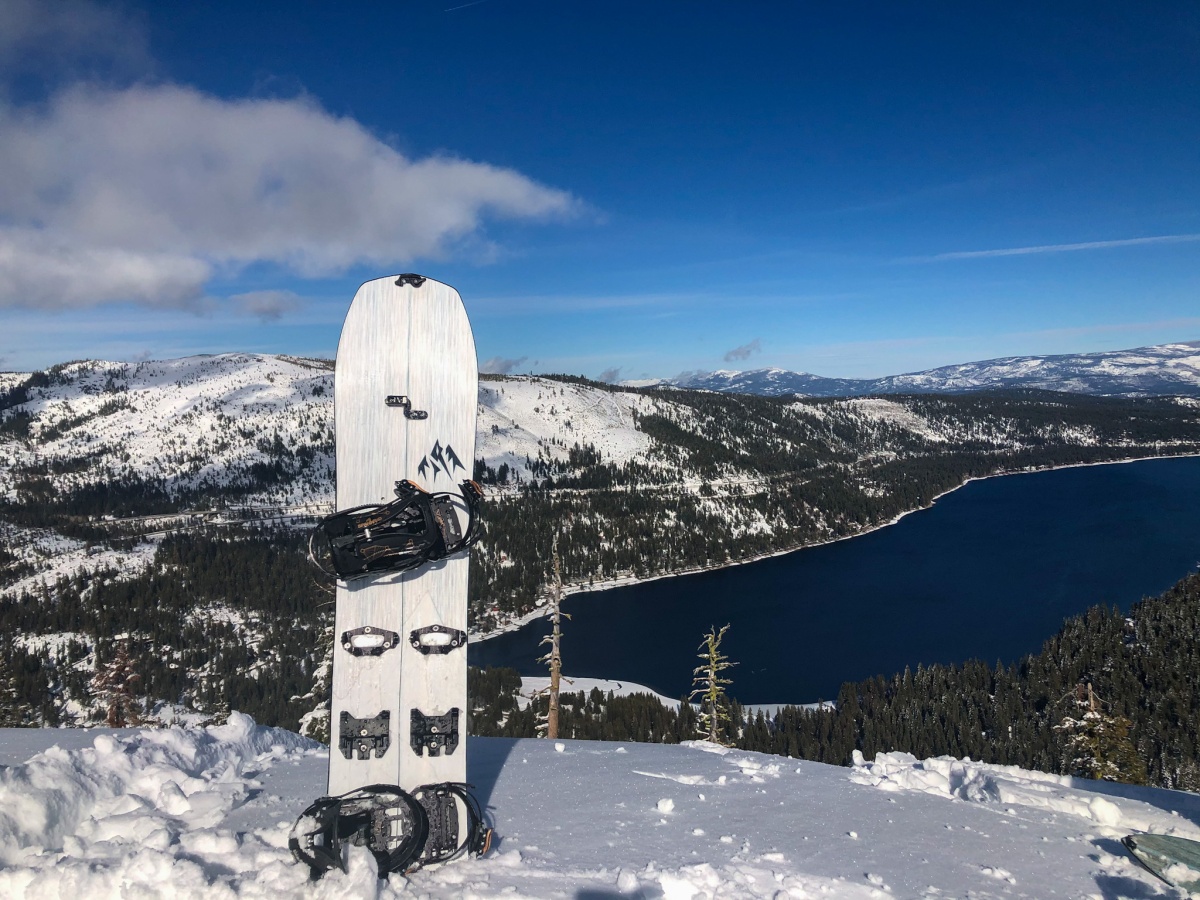 Jones Solution Splitboard Review (The Solution has been updated to have a sleek and functional modern freeride shape.)