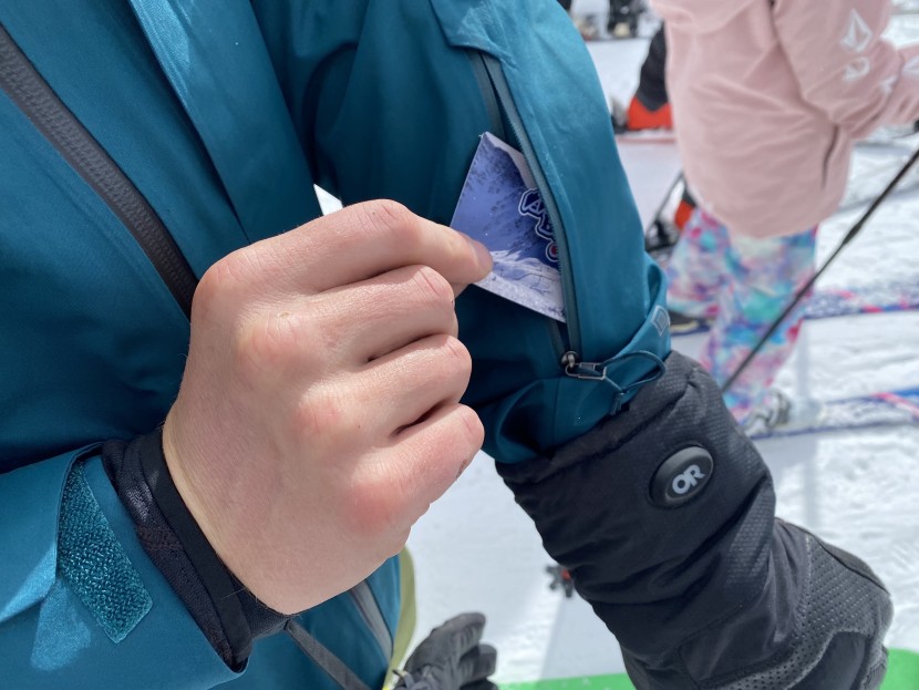 a pass pocket on the left sleeve is useful for resorts that use rfid...