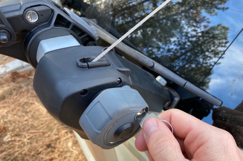thule outway hanging 2 - the knobs that control the cables can be locked to prevent theft.