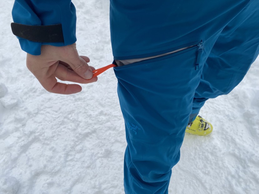 the right thigh pocket has an internal fabric loop which is helpful...