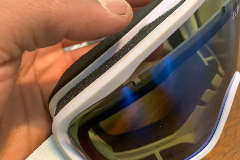 giro roam - the small notches fit into molded sections of the frame. this is the...