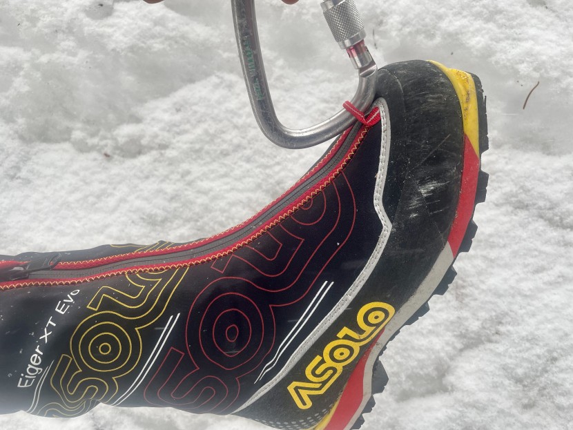 asolo eiger xt gv evo - an additional clip-in point by the toe can accommodate any carabiner...