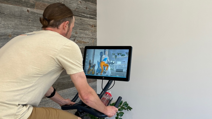 myx ii plus - openfit workouts show a variety of metrics on the screen, with a...