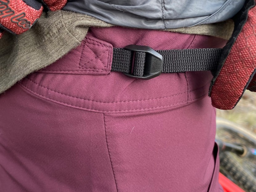 yeti cycles norrie - simple but effective webbing waist adjustment on the norrie shorts.