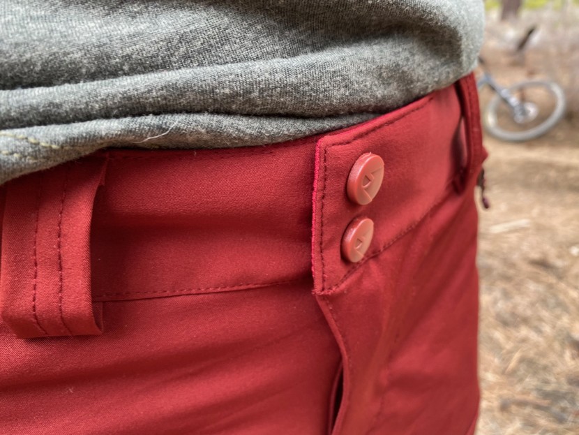 endura mt500 spray short ii women's - the snap-front is secure and the fabric is cut with a nice shape.