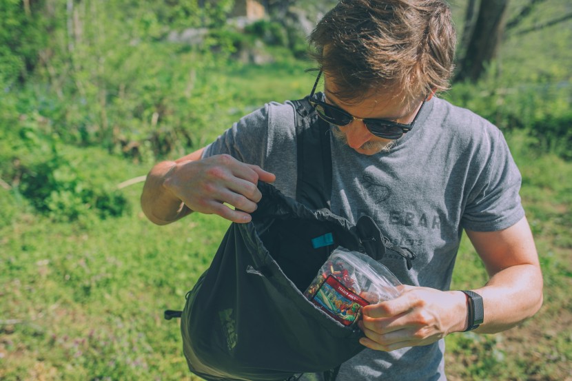 rei co-op flash 18 - the simple top-loading compartment is easy to access on the go.