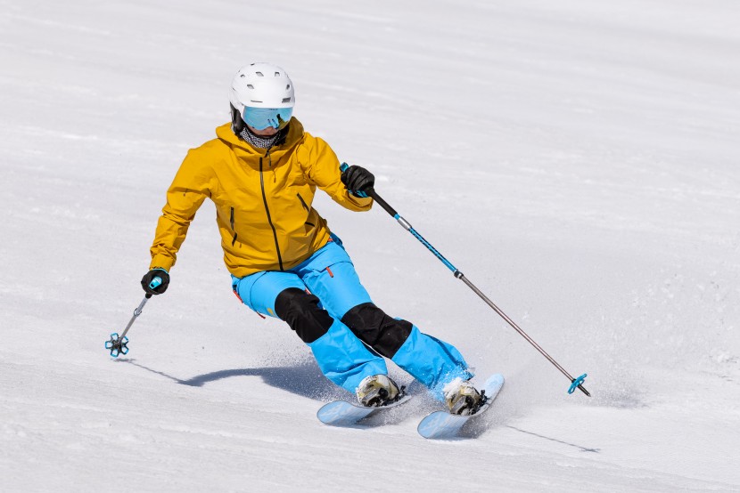 black crows captis birdie - as depicted by the extreme bend along the length of the ski in this...