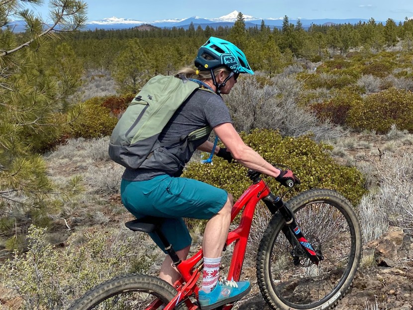 rapha trail shorts women's - no matter how you move on the bike, the trail shorts move with you.