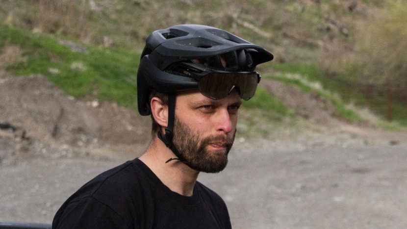 specialized ambush 2 - the eyewear integration allows you to easily and securely store...